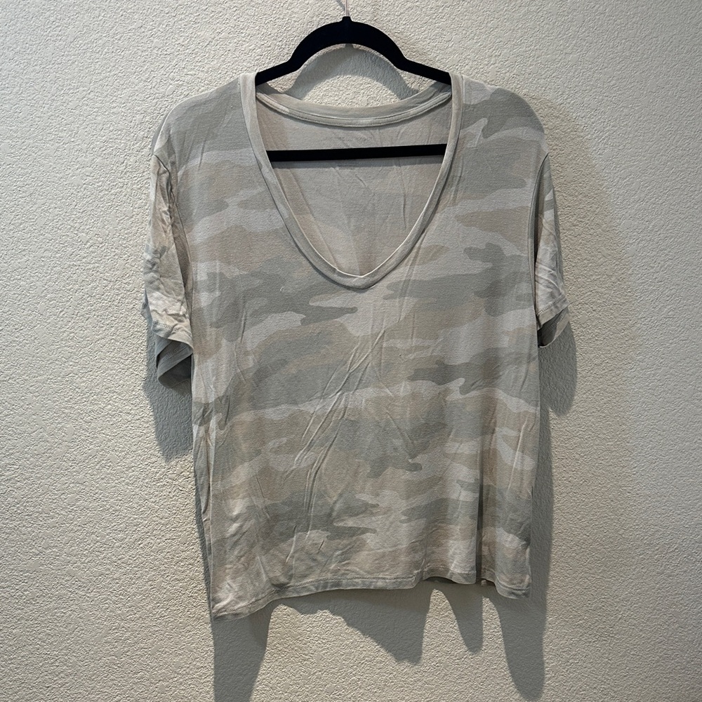 American Eagle Outfitters Short Sleeve V-Neck Tee in Light Camouflage Size Small